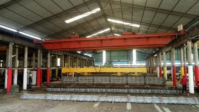 Production hall with overhead cranes