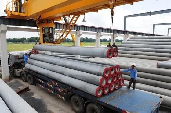 Loading PHC piles onto a truck