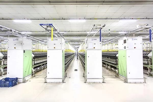 Spinning hall with automated machines